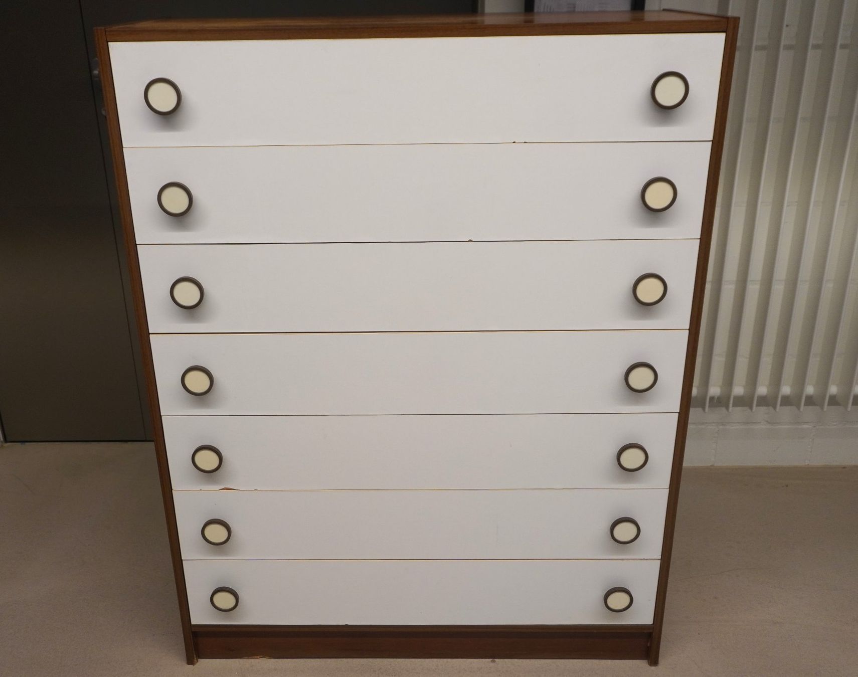 Kommoden: Mid Century Kommode mit sieben Schubladen (MA330) – Gebraucht aus Basel von B.W.B.
