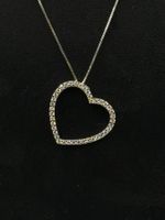 Collier en or blanc avec pendentif cœur serti de diamants