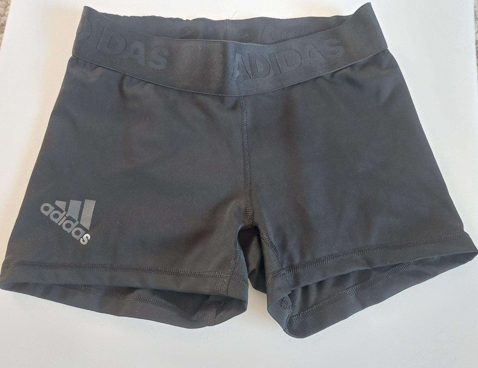 Adidas Pantaloni: Adidas Short schwarz,Gr.34/36 – Nuovo (secondo la descrizione) da Orpund venduto da Viktoria35