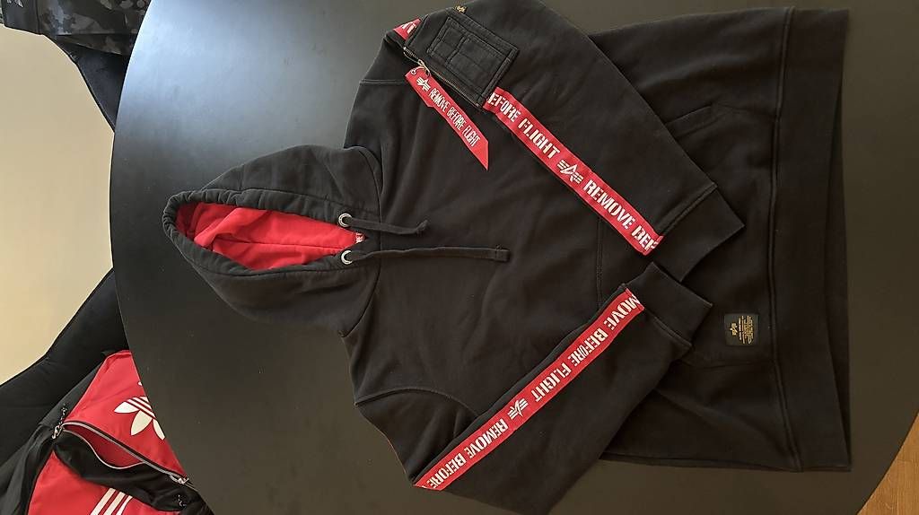 Alpha Industries Maglioni & Felpe: Kapuzenpulli Alpha Industries – Usato da Zürich venduto da lupolupo