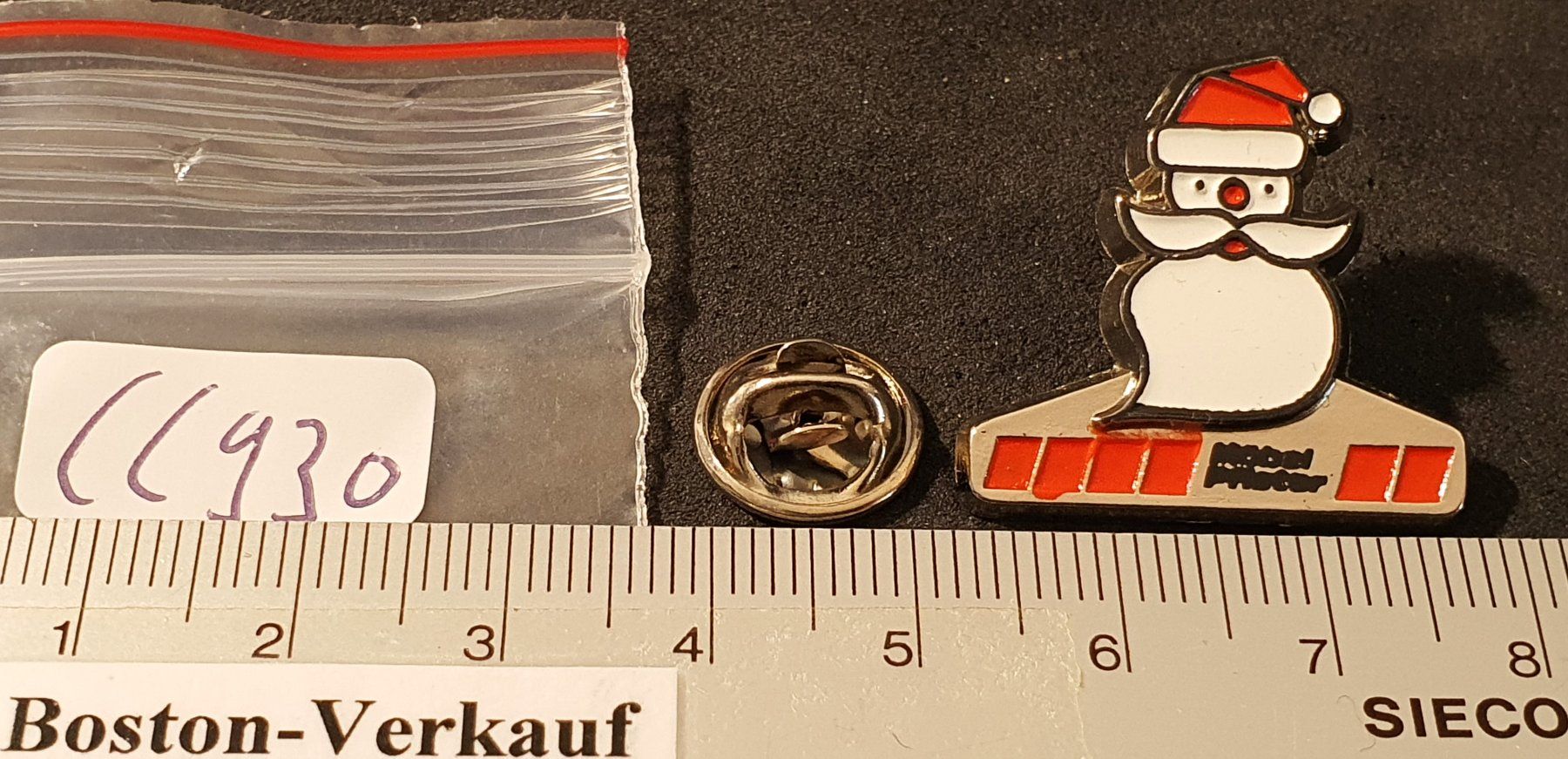Placchette & Badge: CC930 - Pin Weihnachtsmann Santaclause Möbel Pfister – Usato da Reinach BL venduto da Boston-Verkauf 1