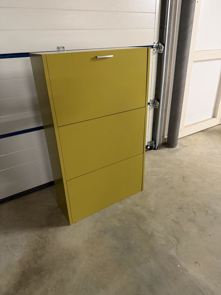 Camions-bennes: Schuhregal  – D'occasion à Neudorf par bes_ccy2