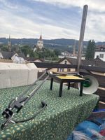 Schreibtischlampe mit Klammer und kleinem Tisch schwarz/gelb