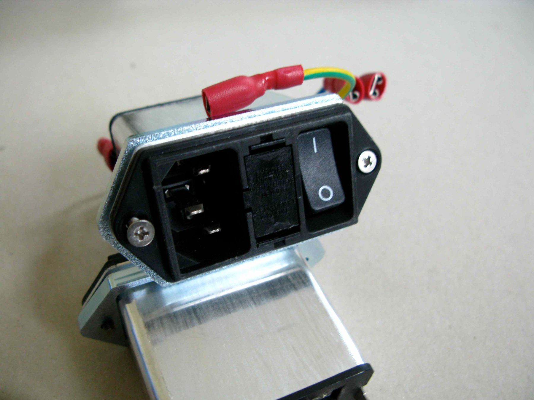 Componenti elettronici: Schurter Entstörfilter Gerätesteckdose mit Schalter gebr. – Usato da Samstagern venduto da Betscha