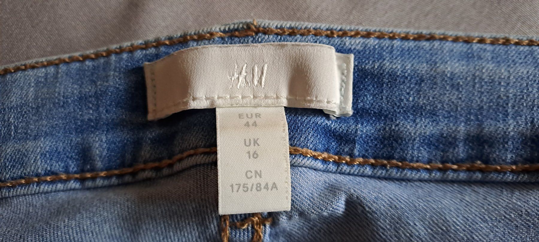 H&M Jeans: Skinni Stretchjeans cropped/destroyed Gr. 42+ – Usato da Zell ZH venduto da fossilchen 8