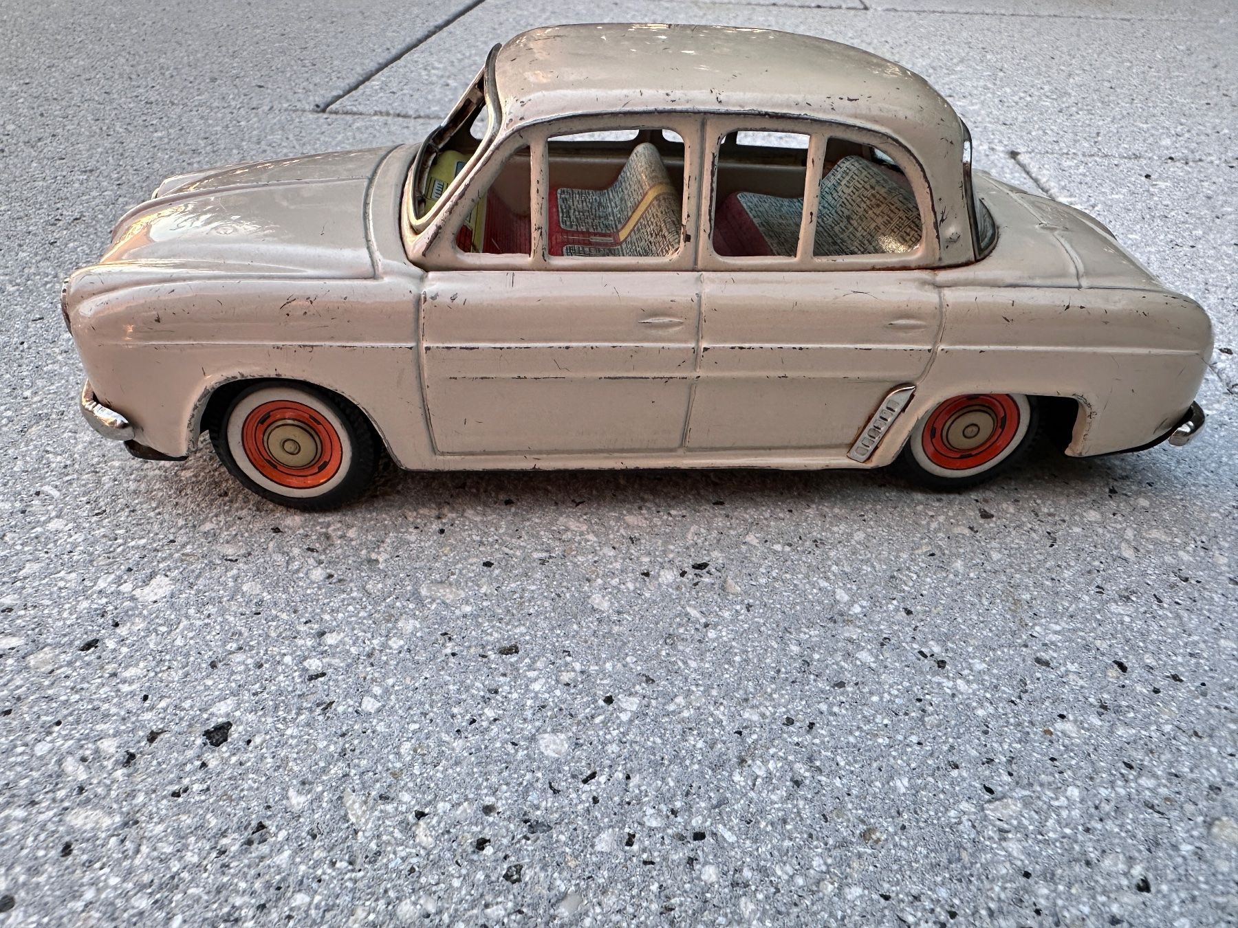 Jouets: Blechauto Renault Dauphine – Défectueux à Seuzach par Jage 1