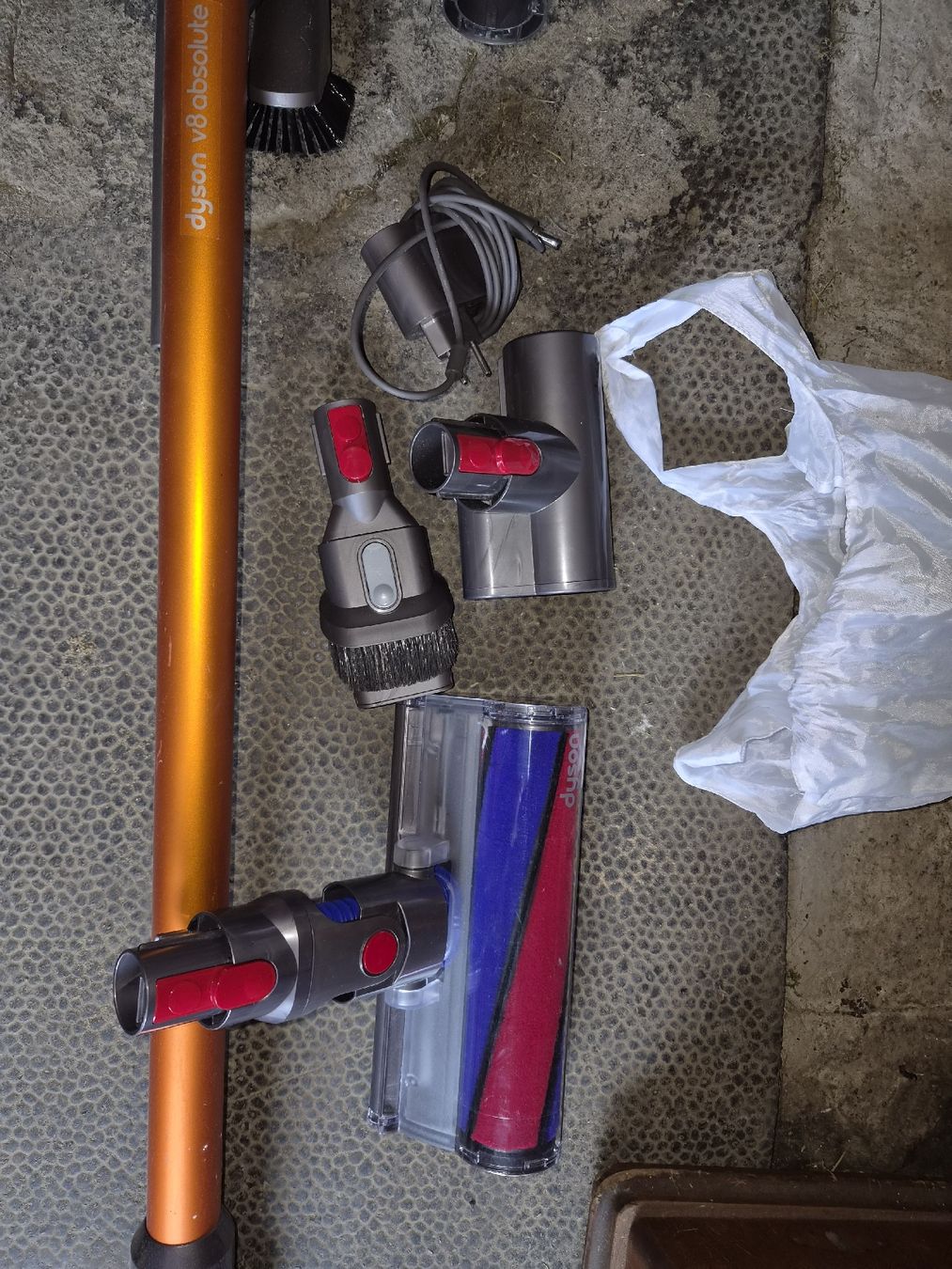 Dyson Aspirapolveri & Accessori: Dyson V8 Absolute Staubsauger mit Zubehör – Usato da Hochdorf venduto da TT_GARAGE 1