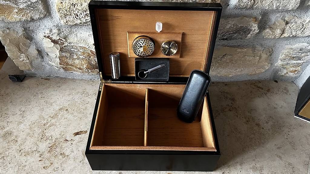 Humidor per sigari: Humidor – Usato da Hinwil venduto da Tweety7 1