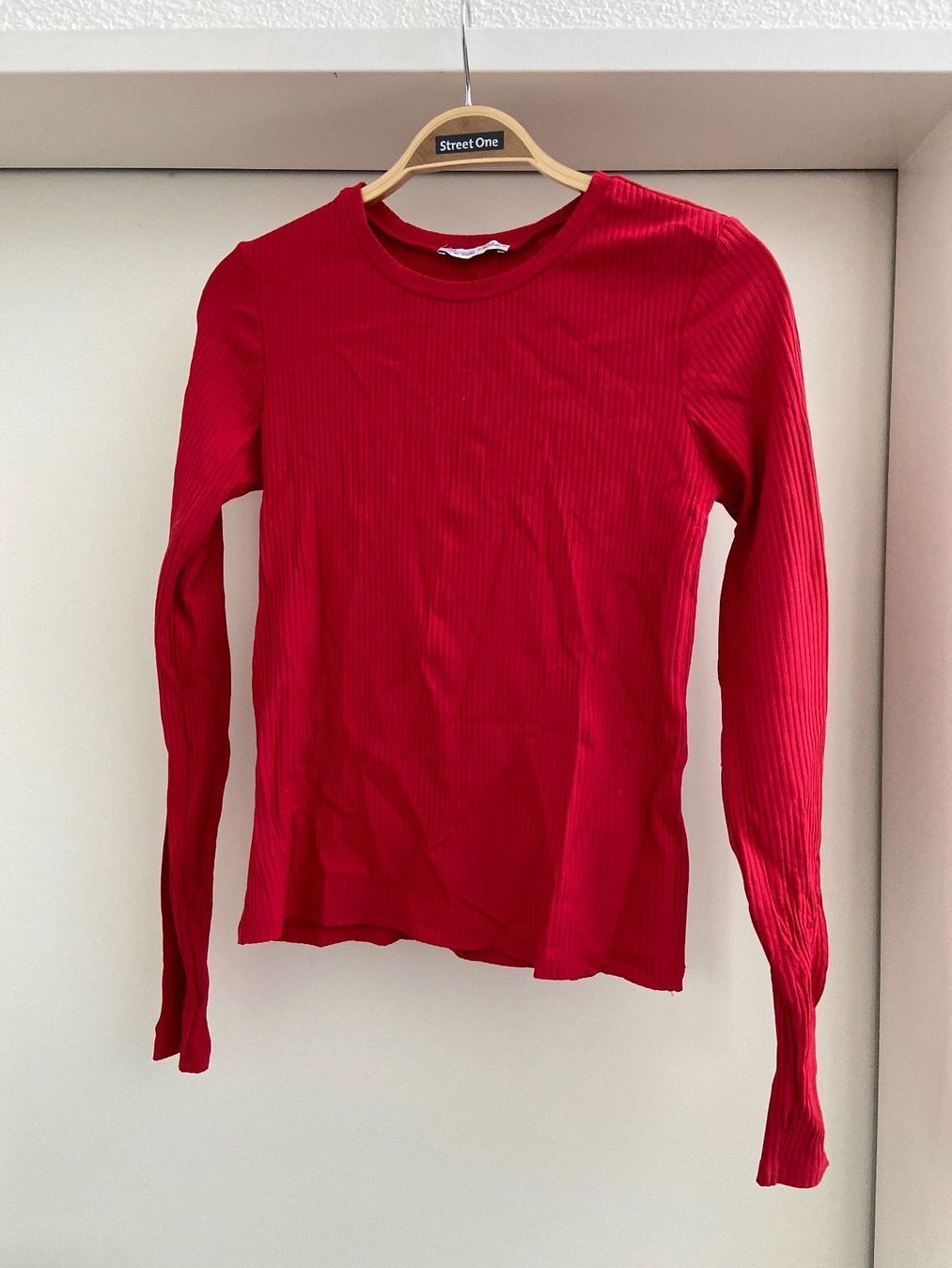 Top: rotes Zara Oberteil – Usato da Luzern venduto da 2ndchances