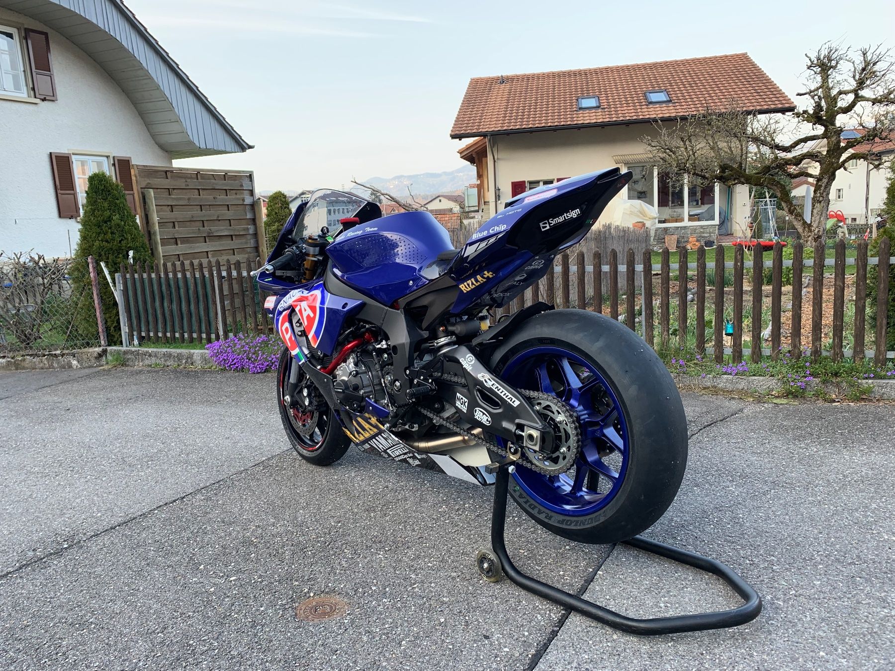Yamaha Strada: Rennmotorrad R1 – Usato da Interlaken venduto da Audi.RS3 1