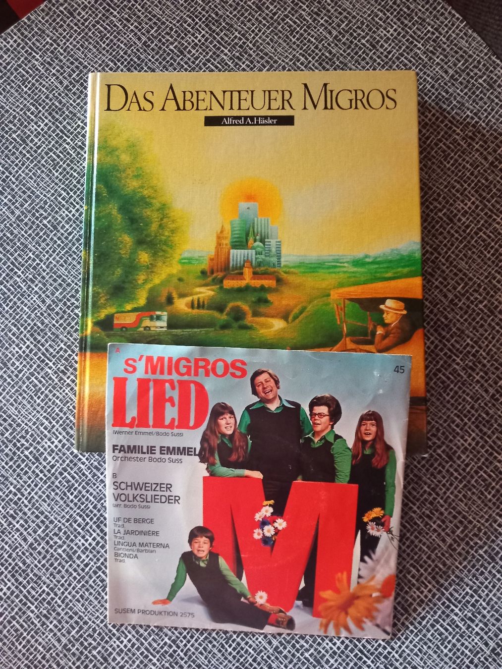 Libri: Migros Buch "Das Abenteuer Migros" + Single "s'Migroslied" – Usato da Nänikon venduto da Haexli_70 5