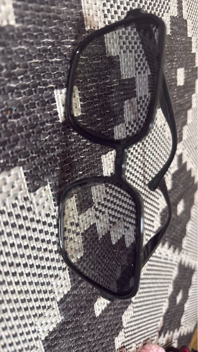 Lunettes & Verres: Stilvolle Sonnenbrille, schwarzer Rahmen – Neuf (Voir description) à Zürich par Krikri21