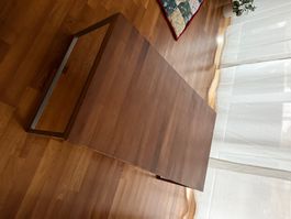 Schöner Couchtisch aus Holz mit Metallgestell