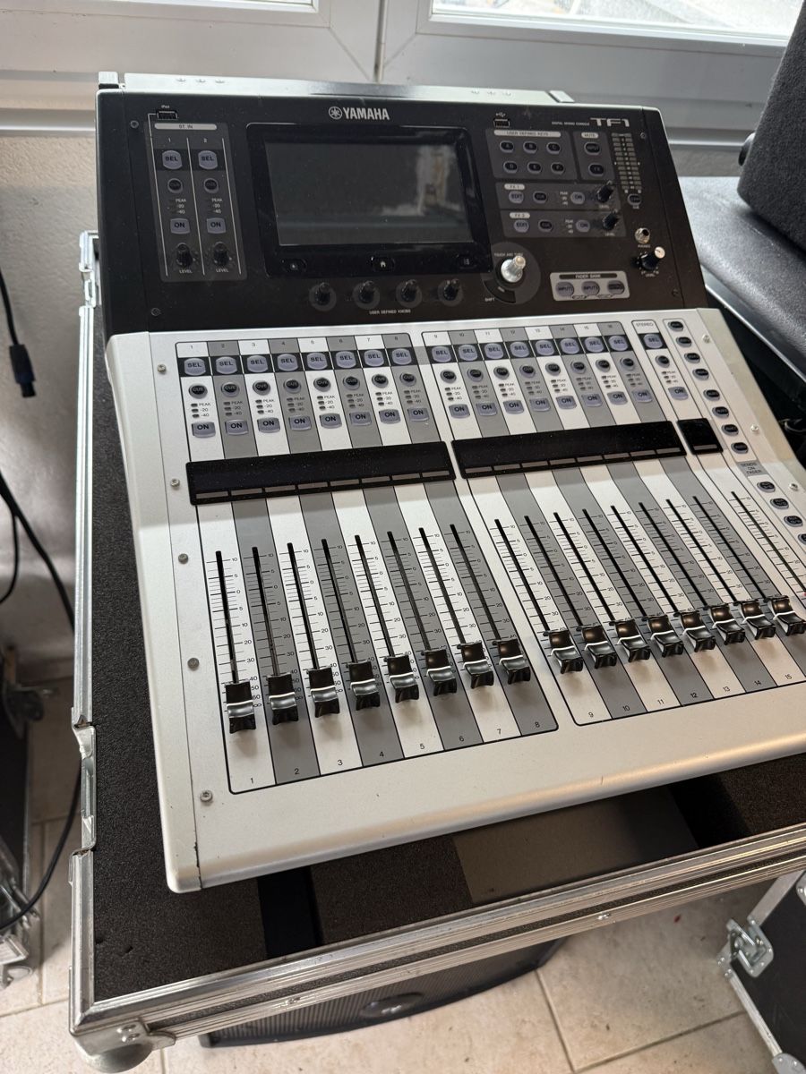 Yamaha Console di mixaggio: Mischpult Yamaha TF1 mit Spez. Flight-Case – Usato da Nebikon venduto da Electrovoice10