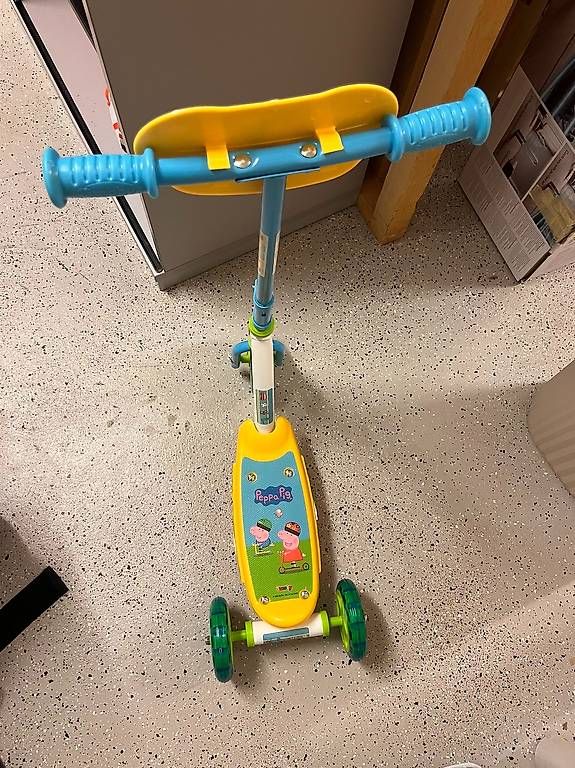 Veicoli per bambini: Smoby Peppa Pig Kinderroller / Scooter  wie neu – Usato da Zug venduto da BT6300 3