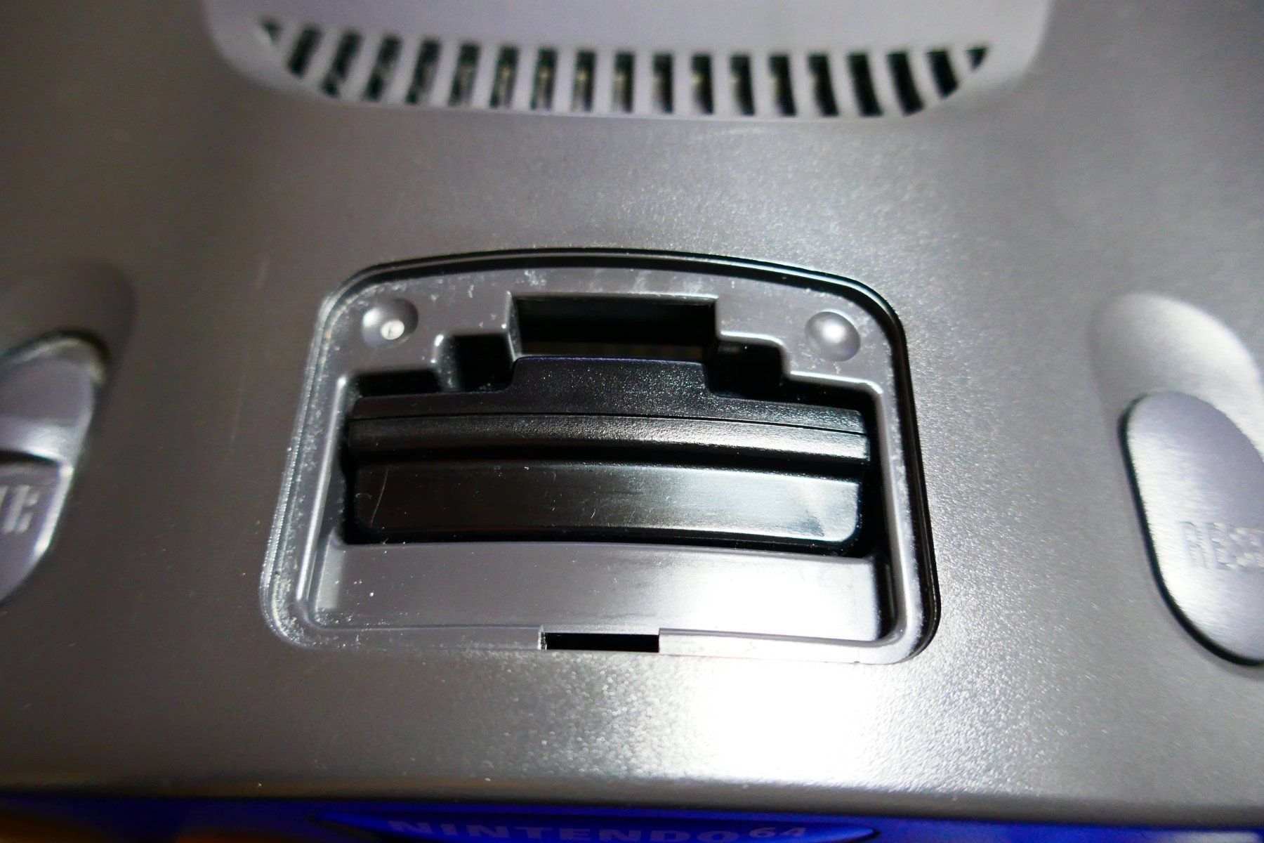 Nintendo Console: Nintendo 64 avec Jumper Pak et Câbles – Usato da Vuarrens venduto da Espace-Retro 2