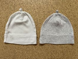 2x Babymützen (weiss & grau-weiss gestreift)