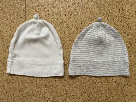 2x Babymützen (weiss & grau-weiss gestreift)