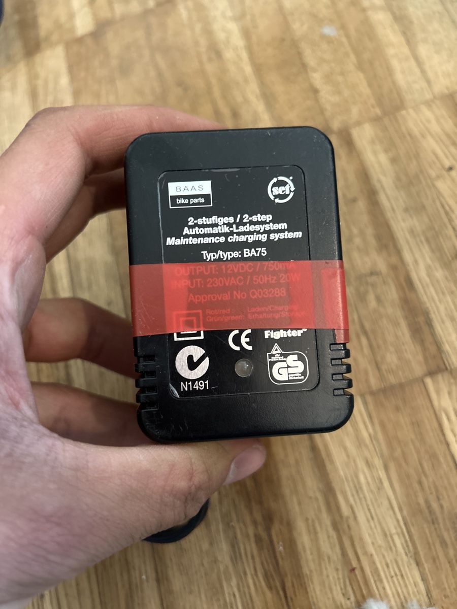 Chargeurs batteries: Motorrad Ladegerät – D'occasion à Chur par nic_mnm2