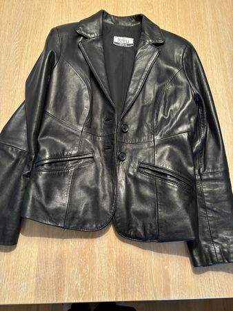Lederjacke schwarz.