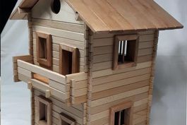 Großes Holzhaus mit Balkon – Bausatz zum Selberbauen