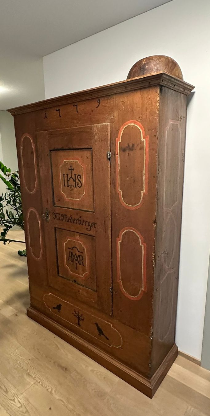 Schränke: Antiker Bauernschrank – Gebraucht aus Luzern von luzri