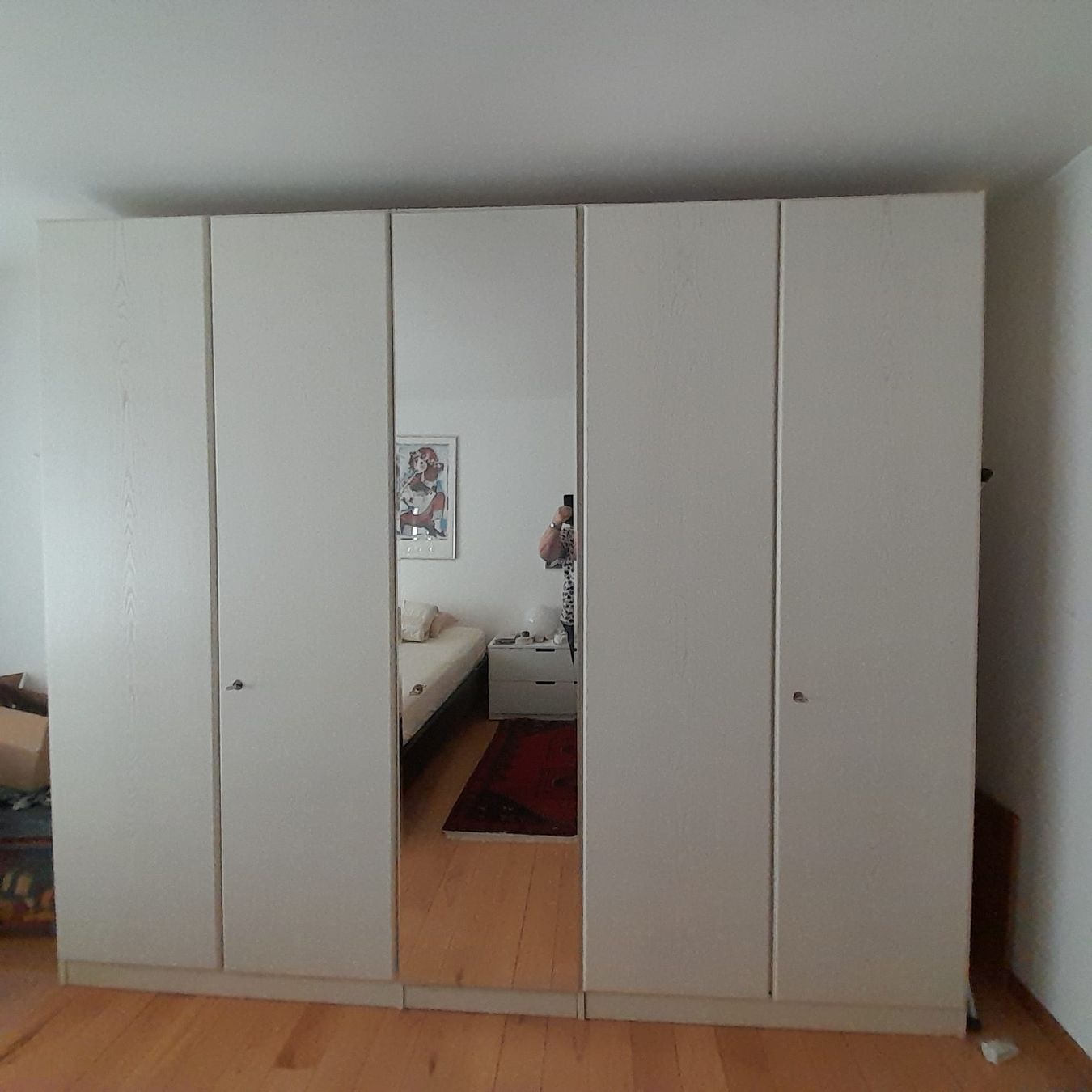 Schränke: Kleiderschrank mit Spiegel – Gebraucht aus Beckenried von Wernicca