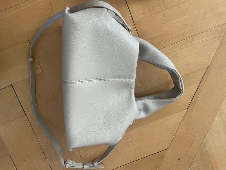 Handtasche hellgrau mit Tragegurt gebraucht guter Zustand