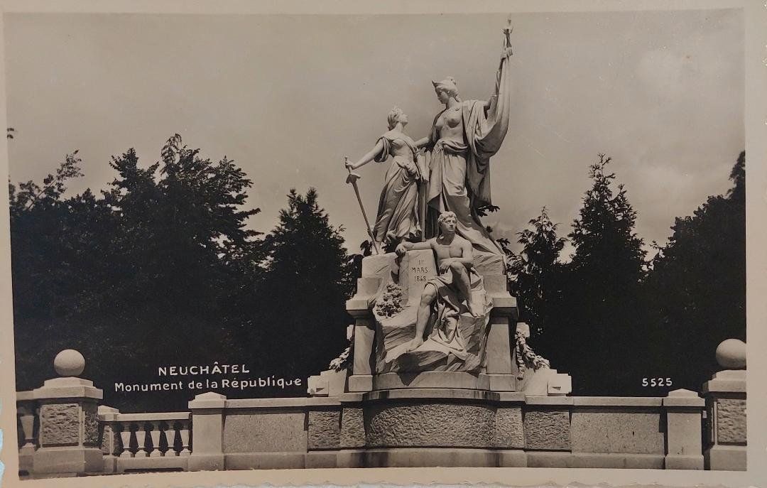 Cartoline postali: NEUCHÂTEL - Monument de la République – Usato da Delémont venduto da Domdom1