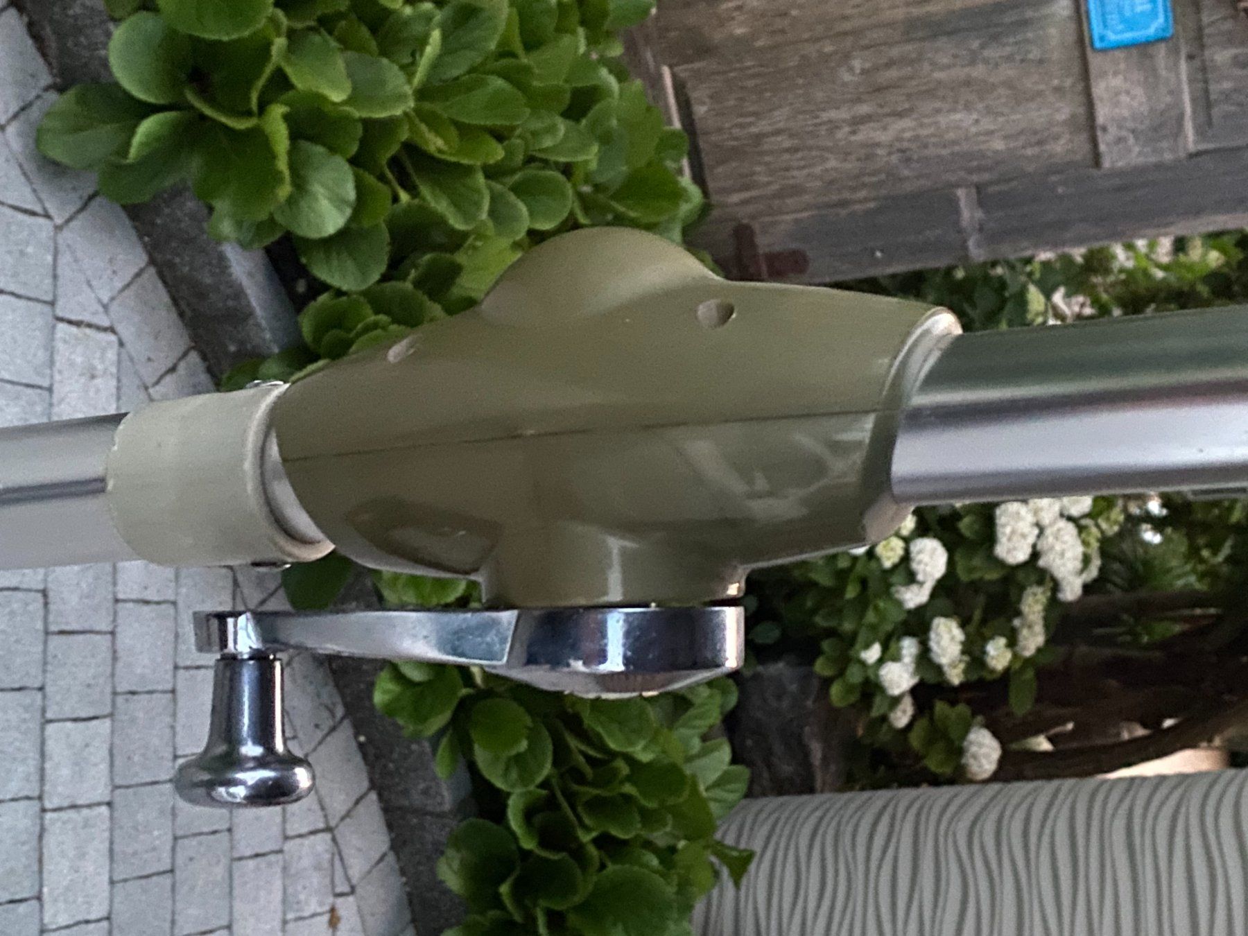 Sonnenschirme: Polyester Sonnenschirm mit Granit-Sockel – Gebraucht aus Landquart von Pst3 5