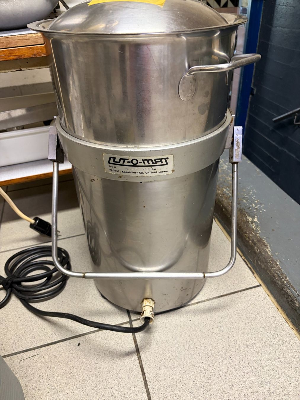 Elettrodomestici da cucina: Cut-o-mat – Usato da Rothrist venduto da Pamosliq