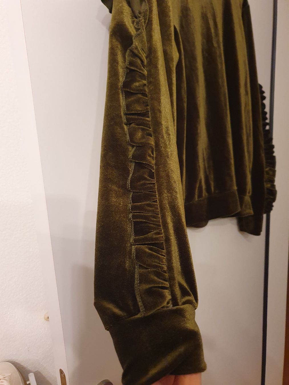 Maglioni & Felpe: Olivgrüner Samt-Pulli mit Rüschen - Herbst Look Gr. M – Usato da Kloten venduto da Hektor44 1