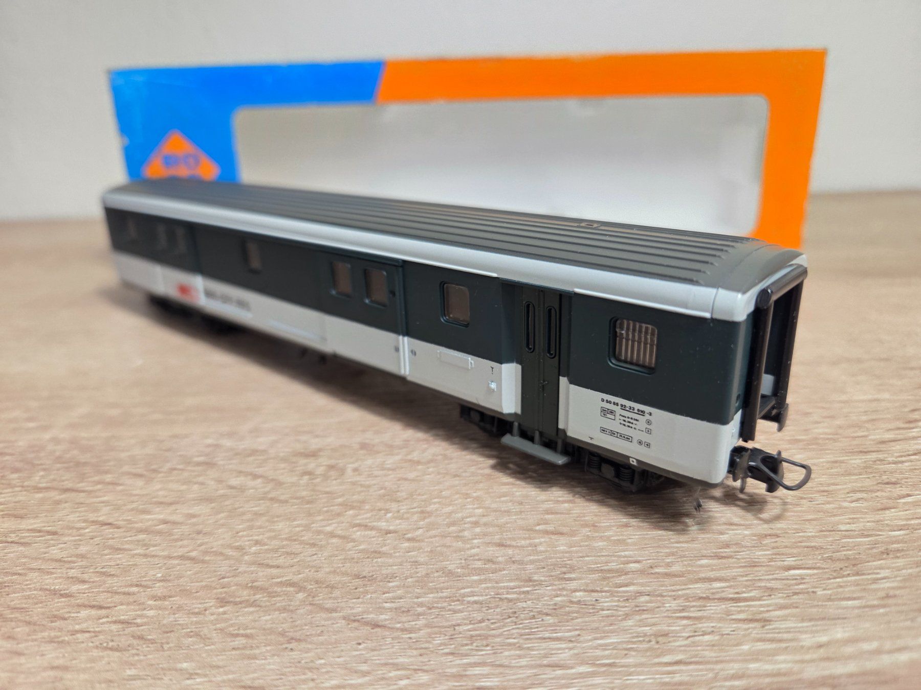 Roco Modellini di ferrovie: Roco 44334 Gepäckwagen SBB H0 – Nuovo e nell'imballaggio originale da St-Aubin-Sauges venduto da Lo_Go 3