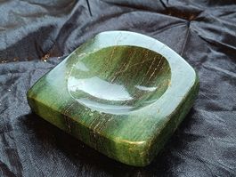 ein wunderschönen Grünen Mineralien Schale Stück geschiefen