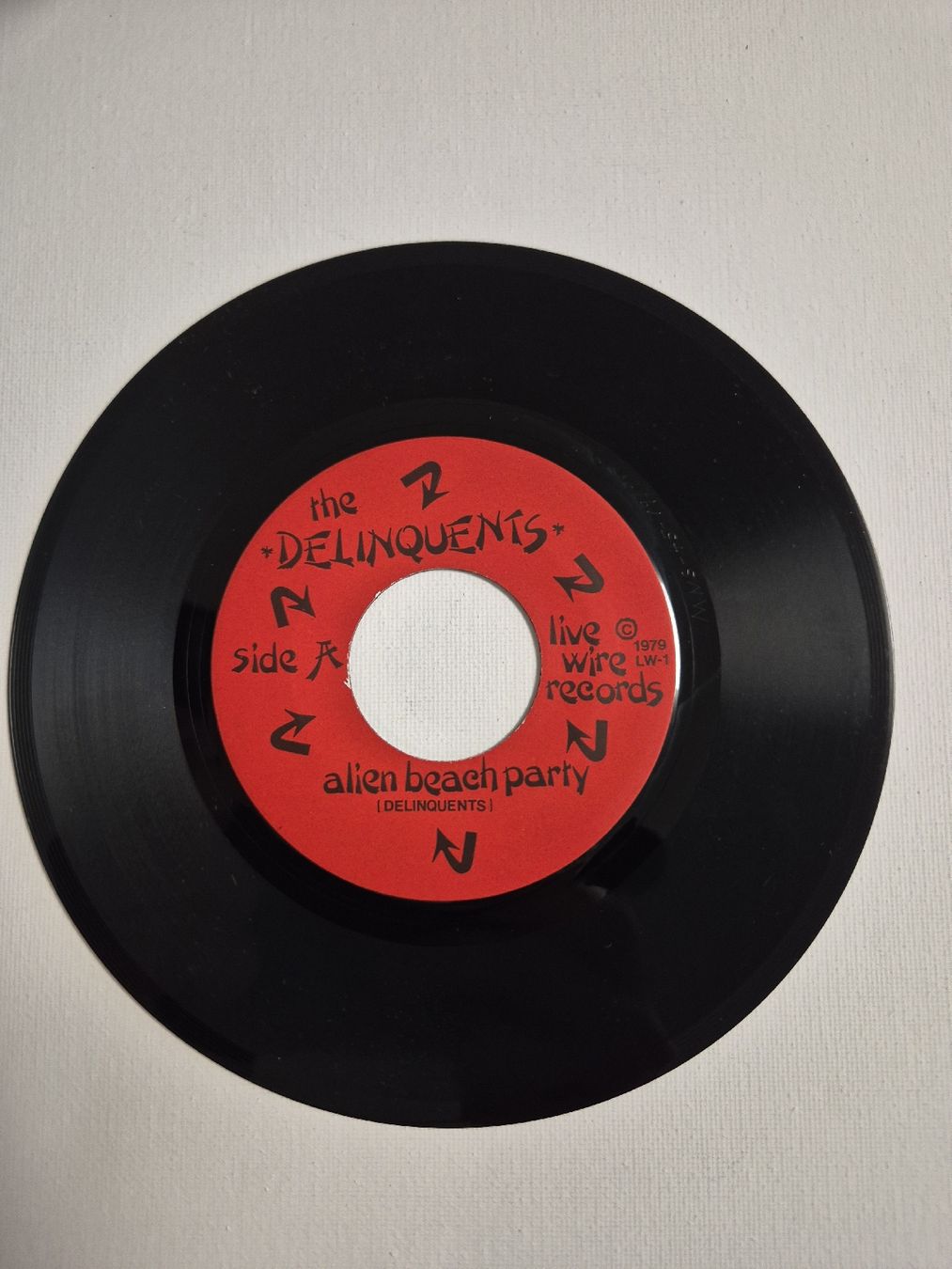 Schallplatten: The Delinquents  - Alien Beach Party - Single 7 – Gebraucht aus Uster von newwave0 3