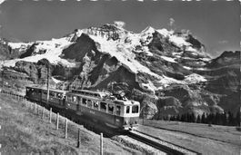 Jungfrau (BE) Wengernalpbahn Zug mit Jungfrau und Silberhorn