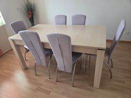 Esstisch mit Stühlen und Sideboard