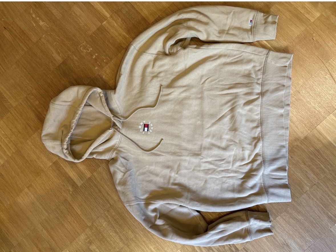 Tommy Hilfiger Maglioni & Felpe: Tommy Jeans Hoddie – Usato da Basel venduto da bul_z6dk