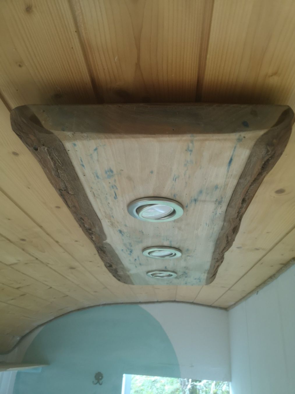 Lampadari & plafoniere: LED Deckenlampe aus einem alten Nussbaum Brett – Usato da Sisikon venduto da Creantic-Art 2