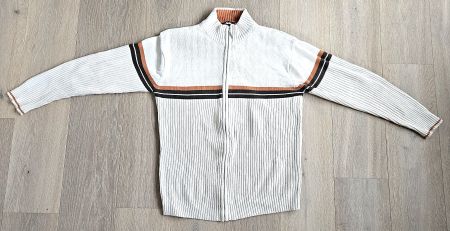 Retro-Charme trifft Komfort – Strickjacke in Creme