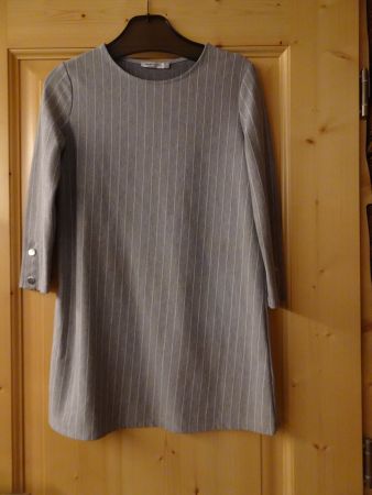 Graues, kurzes Etuikleid von Bershka Gr. XS - 260342