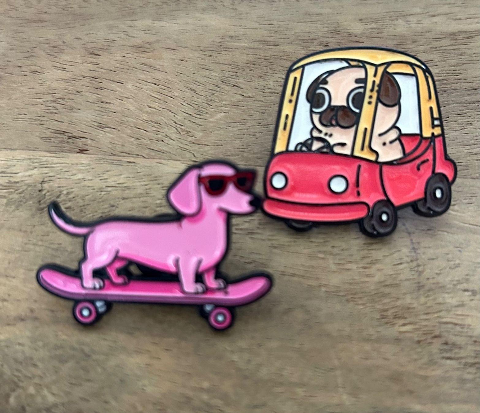 Plaketten & Abzeichen: 2x Pin Hunde – Neu und originalverpackt aus Geneve von vane267