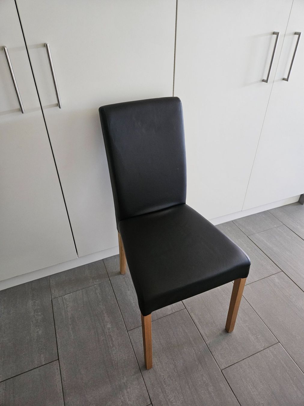 Conforama Sedie: chaises salon simili-cuir noir – Usato da Villaz-St-Pierre venduto da 2qu_7dg8 2