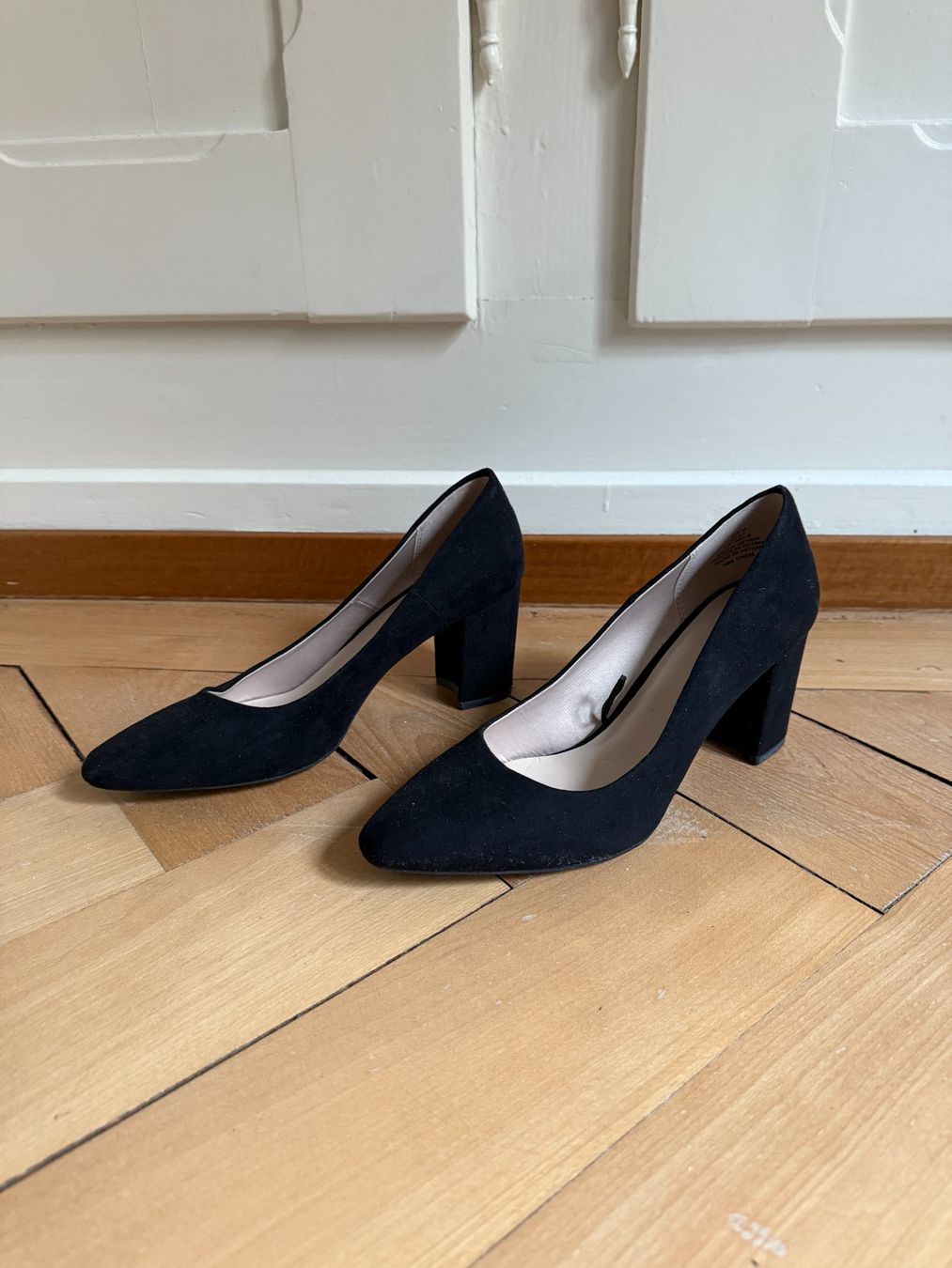 H&M Scarpe da donna: Wildleder Pumps schwarz 40 – Usato da Zürich venduto da Diazaio