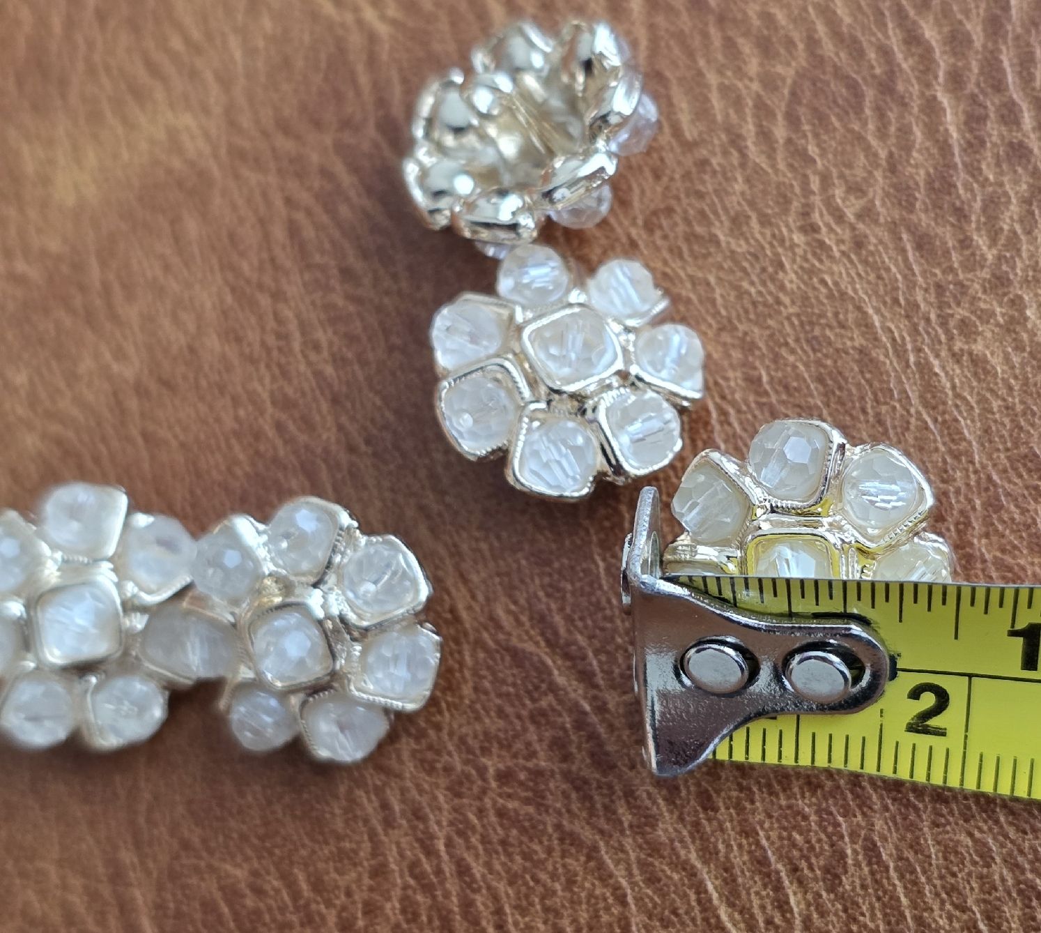 Knöpfe:  Wunderschönes 5 Schmuckknöpfe Blumenmuster Weisse Perlen  – Neu (gemäss Beschreibung) aus Rheinsulz von Gilea 8