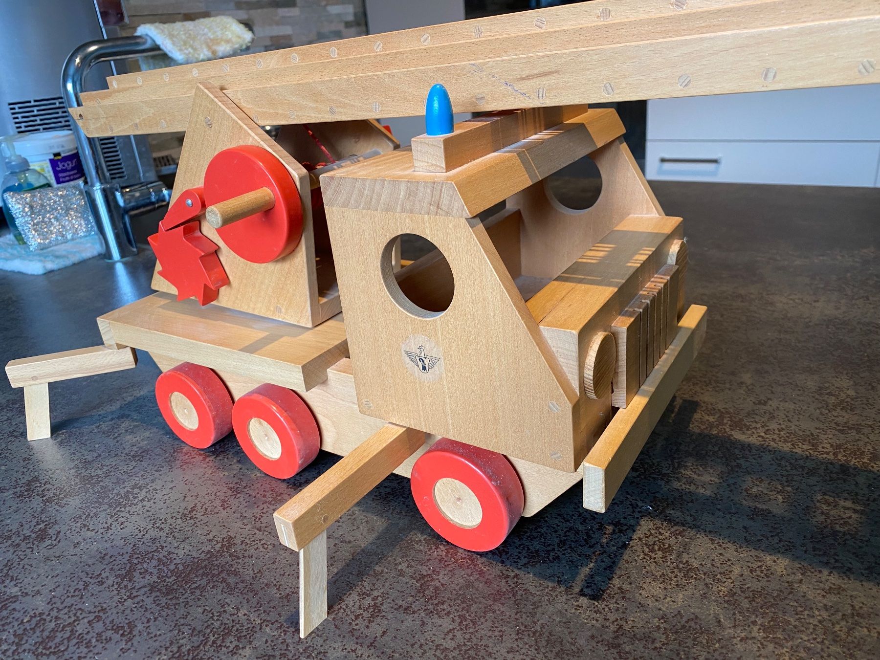 Giocattoli: Feuerwehrauto Drehleiter aus Holz Basel – Usato da Dittingen venduto da Forfour1 2
