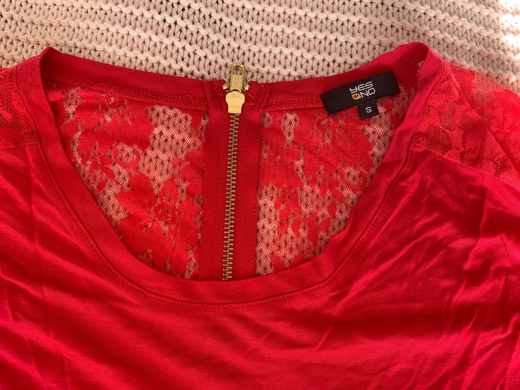 Yes Or No Top: Haut rouge dentelle manche courte – Usato da Montreux venduto da iizaa811 1