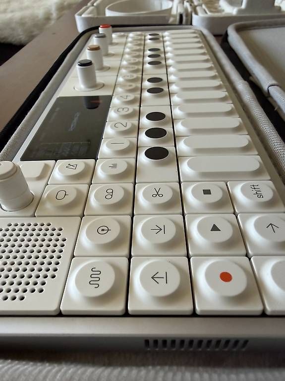 Teenage Engineering Strumenti musicali: Teenage Engineering OP-1 Field inkl. Case – Usato da Uesslingen venduto da musikbedarf 2