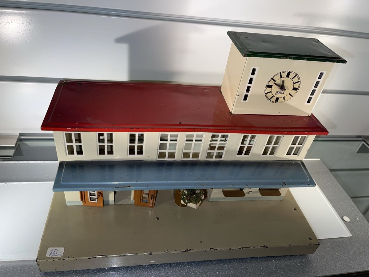 Kibri Modellini di ferrovie: Kibri Blech Spielzeug Bahnhof mit Uhr West Germany – Usato da Siebnen venduto da speedy63 2