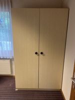 Gut erhaltener Kleiderschrank